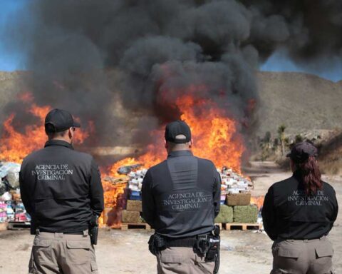 4 agentes de la AIC observando la incineración de narcóticos en Coahuila.