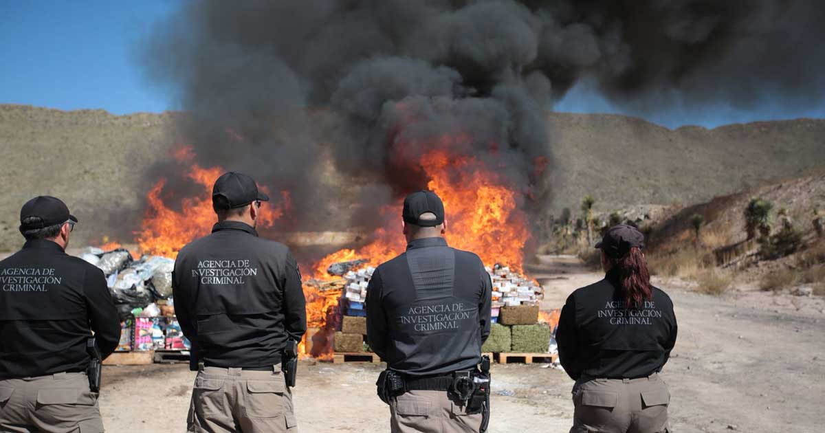 4 agentes de la AIC observando la incineración de narcóticos en Coahuila.