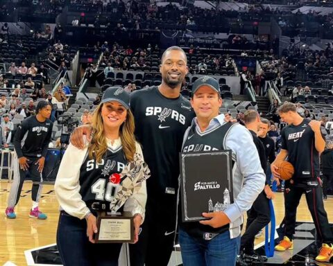 Luly López, Harrison Barnes y el alcalde Javier Díaz en la duela de una cancha de basquetbol en San Antonio.