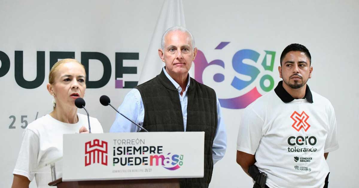 Alclalde Román Cepeda y otros funcionarios.