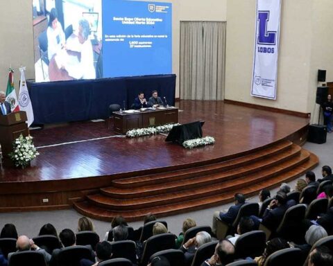 Vista desde arriba de Luis Carlos Talamantes rindiendo el informe en un recinto lleno.