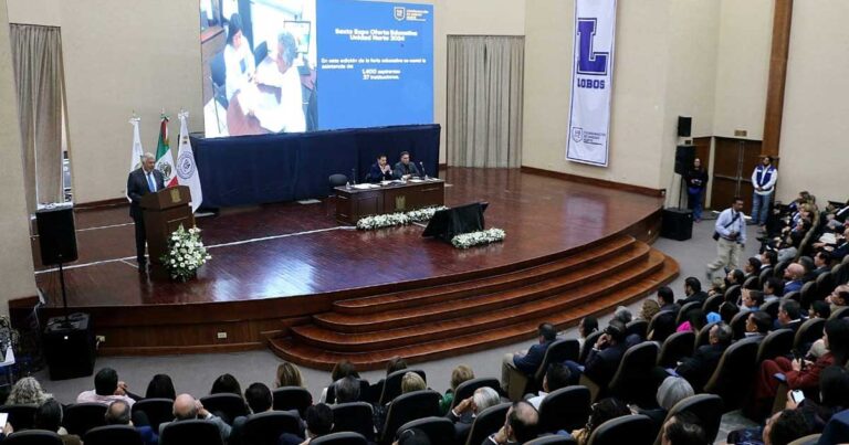 Vista desde arriba de Luis Carlos Talamantes rindiendo el informe en un recinto lleno.
