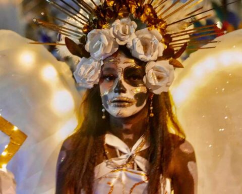 Joven caracterizada de catrina.