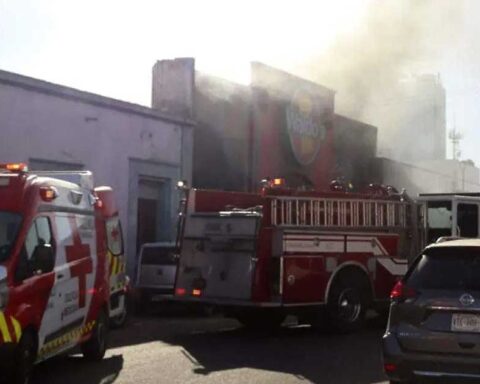 Exterior de la tienda Waldos y bomberos atendiendo el incendio.