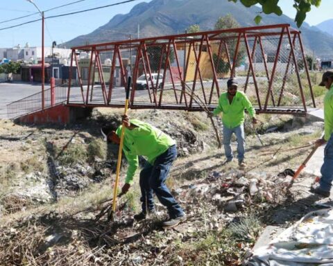 Trabajadores limpiando un arroyo en Saltillo.