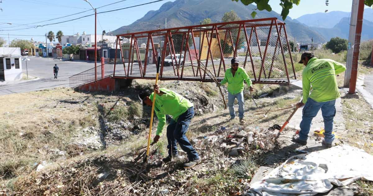 Trabajadores limpiando un arroyo en Saltillo.