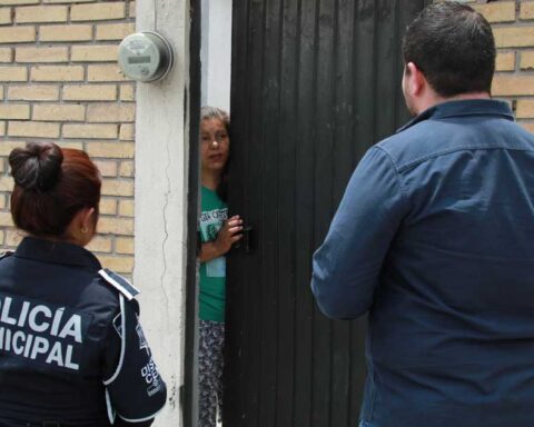 Policías municipales visitando a ciudadanos en Saltillo.
