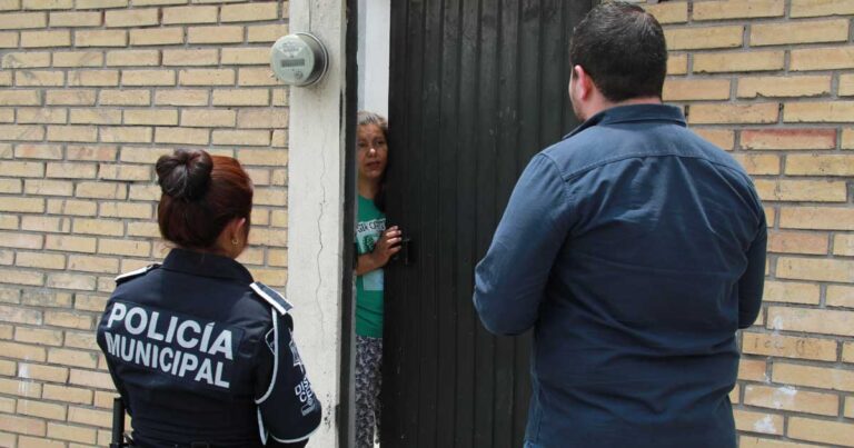 Policías municipales visitando a ciudadanos en Saltillo.
