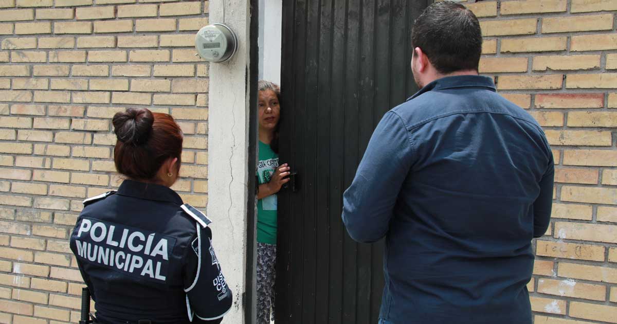 Policías municipales visitando a ciudadanos en Saltillo.