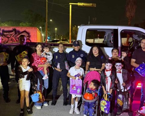 Policía de Torreón con niños disfrazados por Halloween.