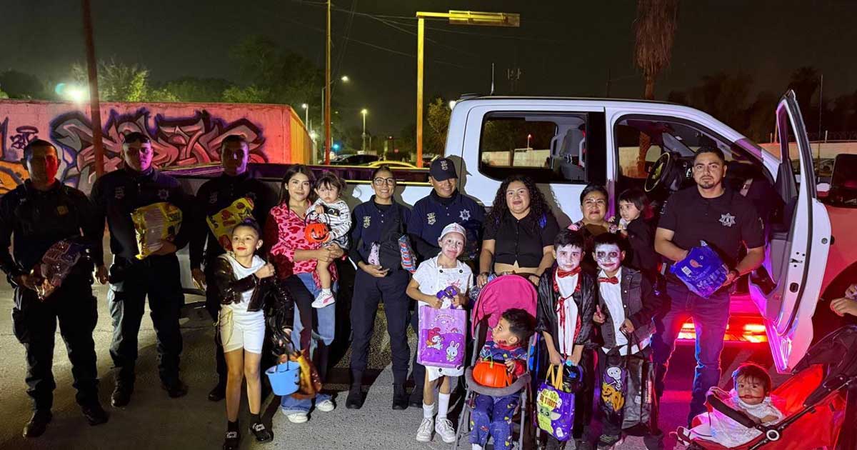 Policía de Torreón con niños disfrazados por Halloween.