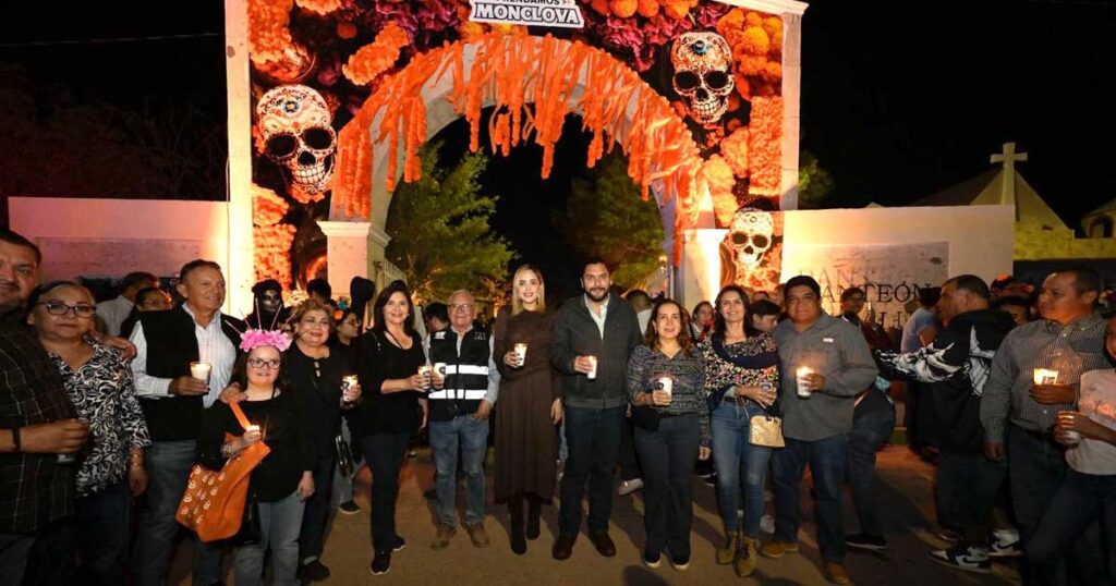 Familias y funcionarios en la Alumbrada de Monclova.