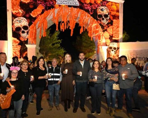 Familias y funcionarios en la Alumbrada de Monclova.