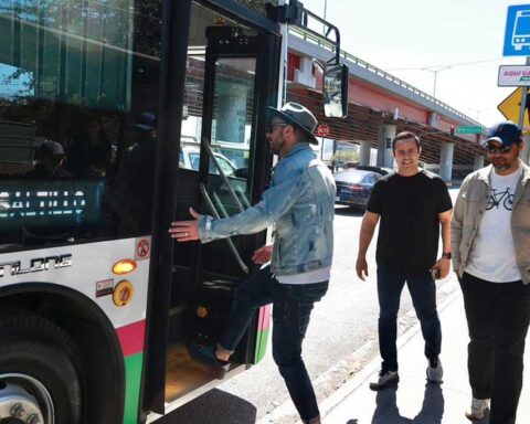 Presentador Faisy subiendo a una unidad de Aquí Vamos Gratis, programa de transporte público en Saltillo.