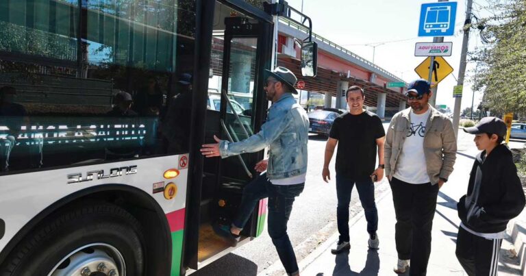 Presentador Faisy subiendo a una unidad de Aquí Vamos Gratis, programa de transporte público en Saltillo.