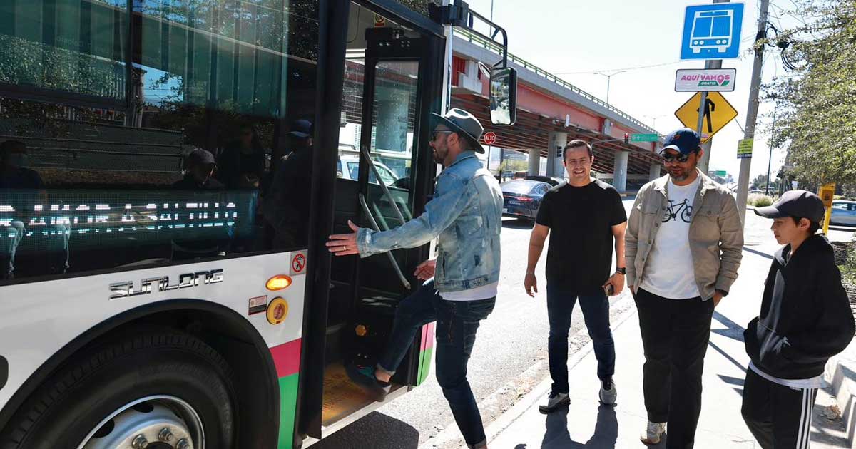 Presentador Faisy subiendo a una unidad de Aquí Vamos Gratis, programa de transporte público en Saltillo.