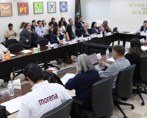 Integrantes del Consejo Local del INE Coahuila en sesión.