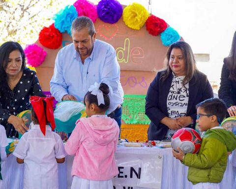 Alcalde entregando apoyos a niños en Ramos Arizpe.