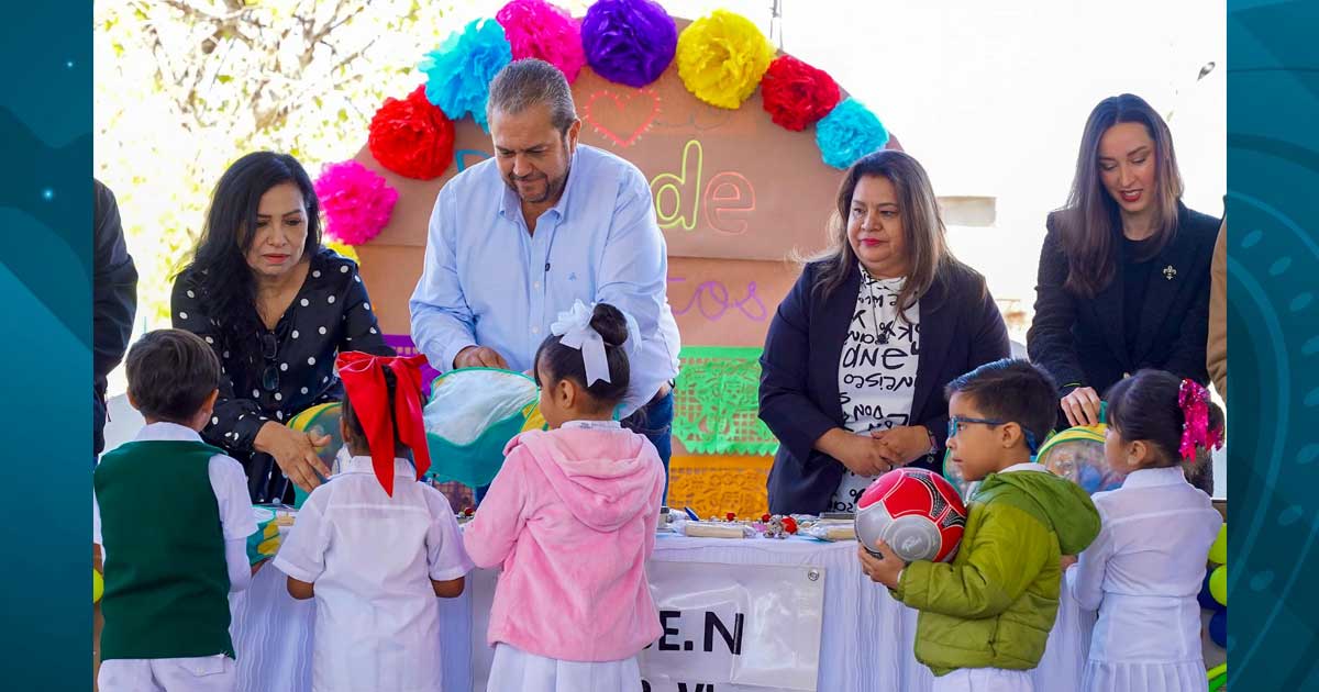 Alcalde entregando apoyos a niños en Ramos Arizpe.