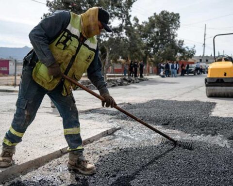 Trabajador reparando un bache en Saltillo.