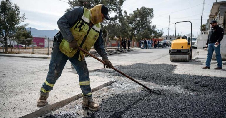 Trabajador reparando un bache en Saltillo.