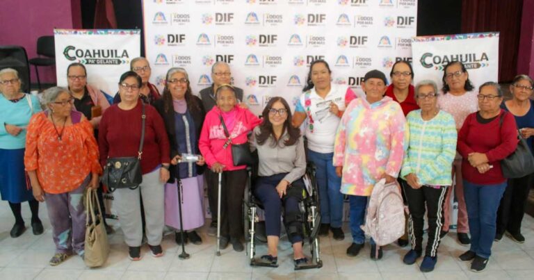 Beneficiarias de la entrega de lentes.
