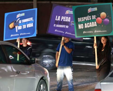 Jóvenes en campaña de concientización con pancartas.