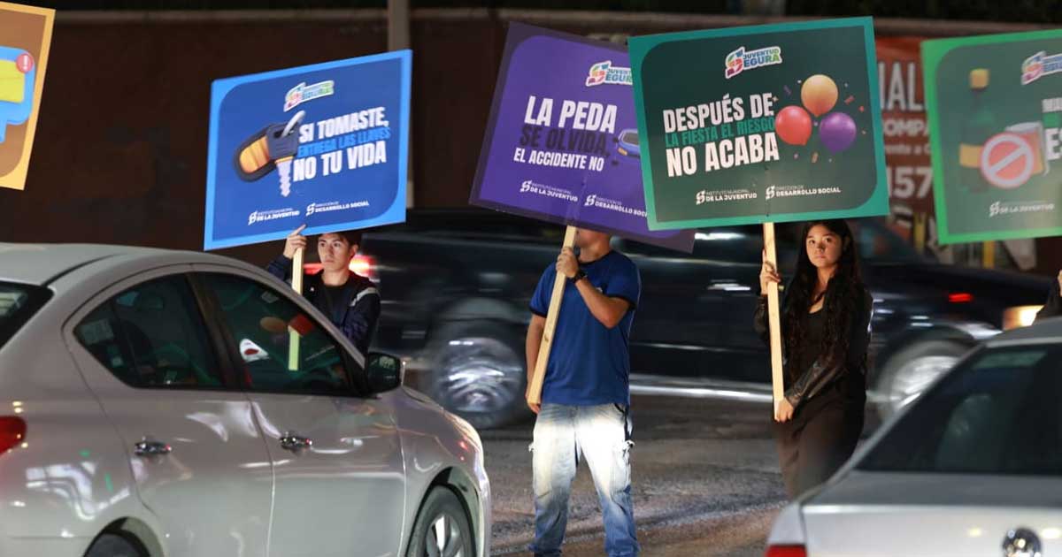 Jóvenes en campaña de concientización con pancartas.