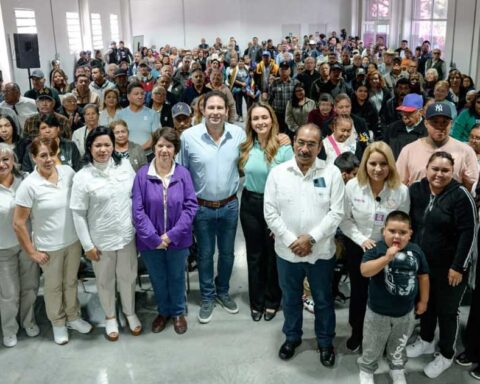 Beneficiarios y funcionarios de Saltillo.