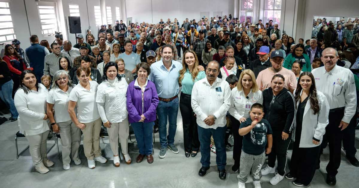 Beneficiarios y funcionarios de Saltillo.