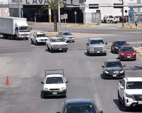 Vehículos transitando por Coahuila.