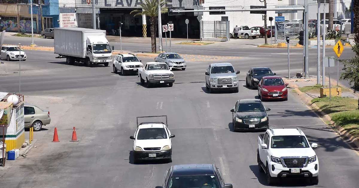 Vehículos transitando por Coahuila.