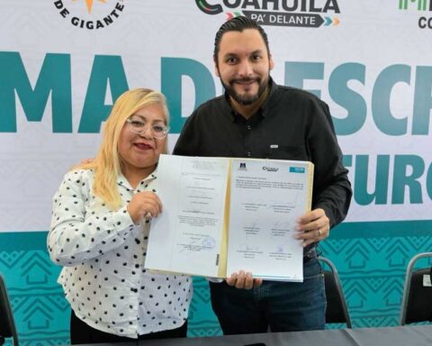 El alcalde Carlos Villarreal entregando una escritura.