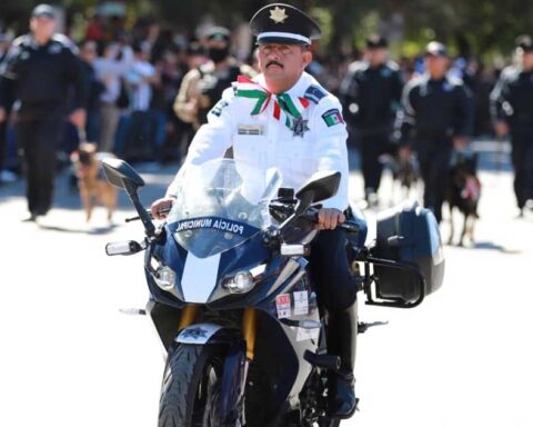 Policía en motocicleta en un desfile.