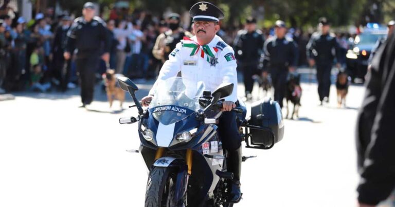 Policía en motocicleta en un desfile.
