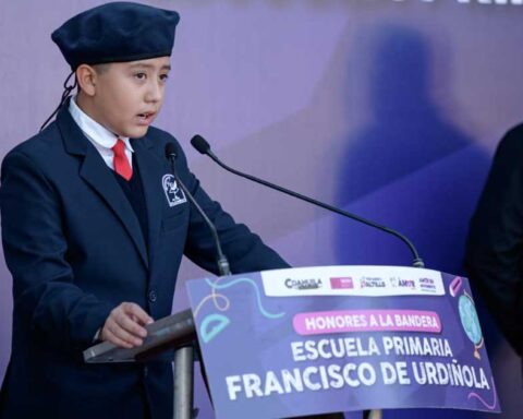 Niño en los honores a la bandera en primaria de Saltillo.