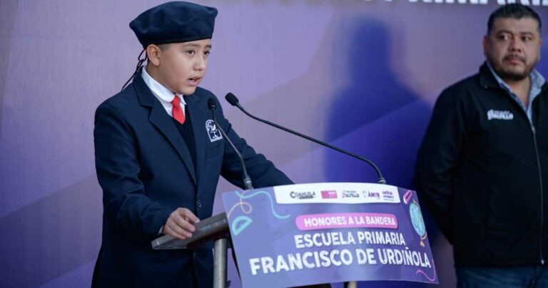 Niño en los honores a la bandera en primaria de Saltillo.