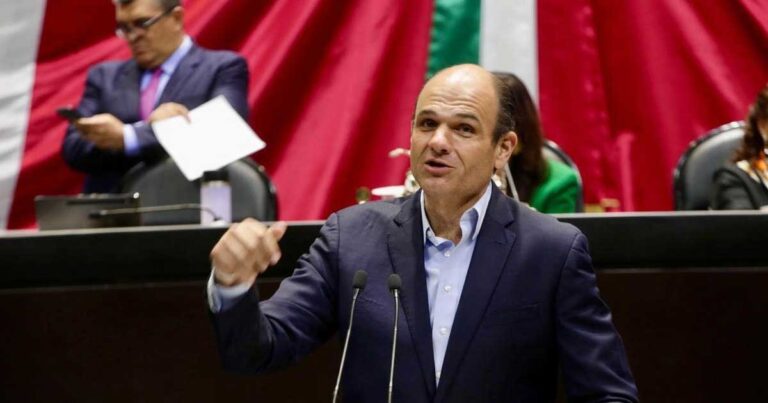Jericó Abramo en tribuna de la Cámara de Diputados.