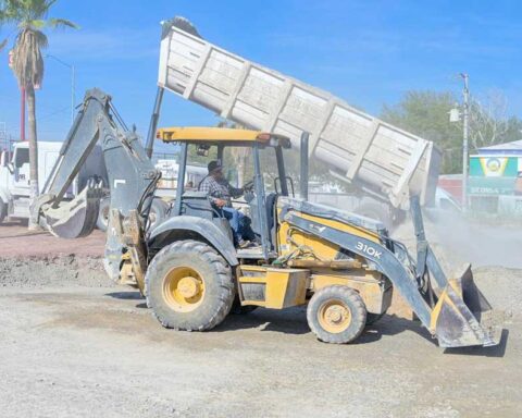 Excavadora en la obra de reubicación de primaria en Monclova.