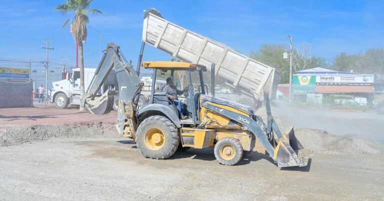 Excavadora en la obra de reubicación de primaria en Monclova.