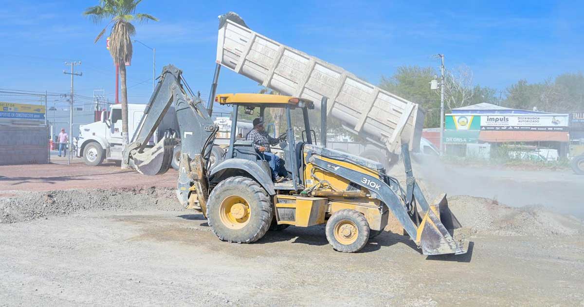 Excavadora en la obra de reubicación de primaria en Monclova.