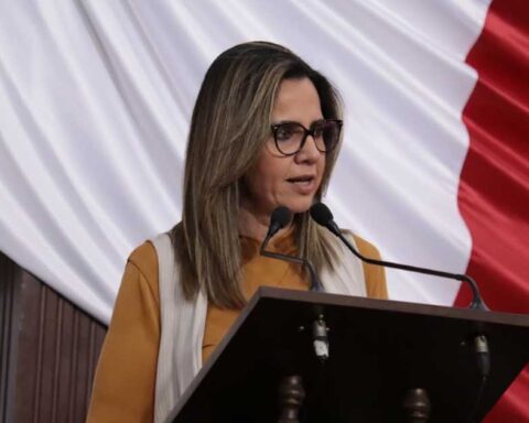 Diputada Guadalupe Oyervides en tribuna del Congreso de Coahuila.