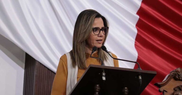 Diputada Guadalupe Oyervides en tribuna del Congreso de Coahuila.