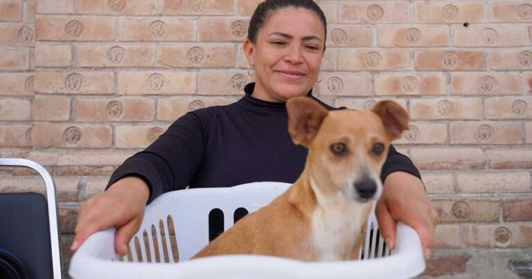 Una mujer con su perro durante la jornada de esterilización en Ramos Arizpe.