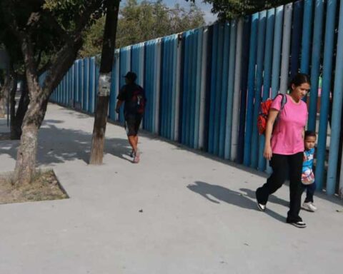 Una mujer caminando por el exterior del parque en La Guayulera, Saltillo.
