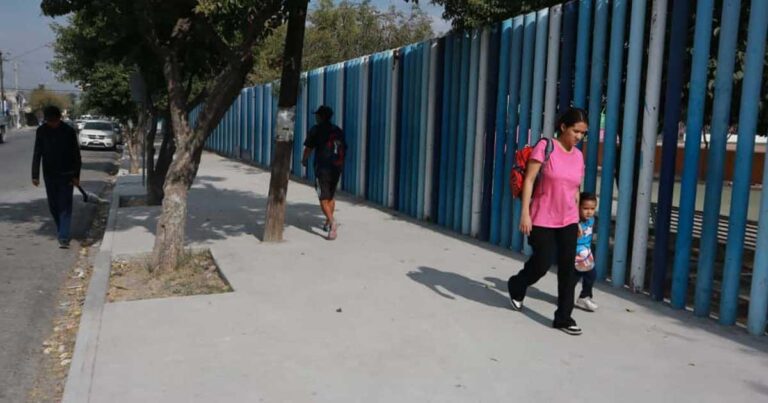 Una mujer caminando por el exterior del parque en La Guayulera, Saltillo.