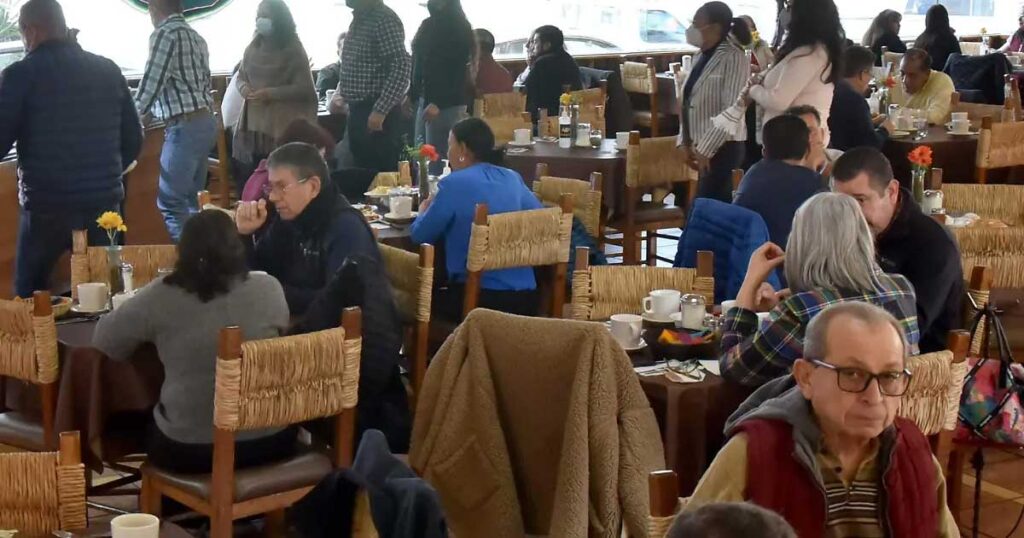 Restaurante lleno de comensales.