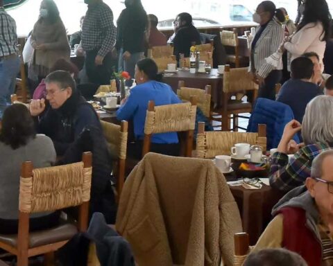 Restaurante lleno de comensales.