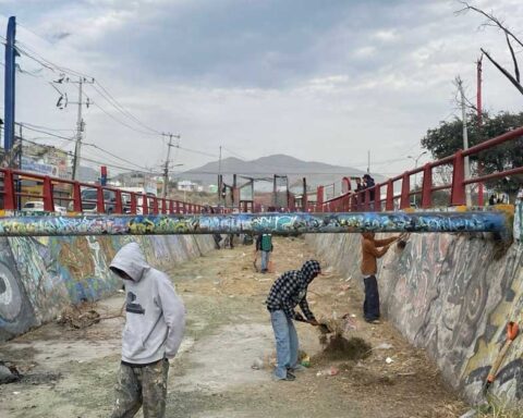 Trabajadores limpieando canal pluvial en Ramos Arizpe.