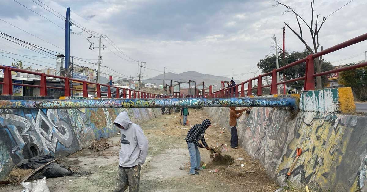 Trabajadores limpieando canal pluvial en Ramos Arizpe.
